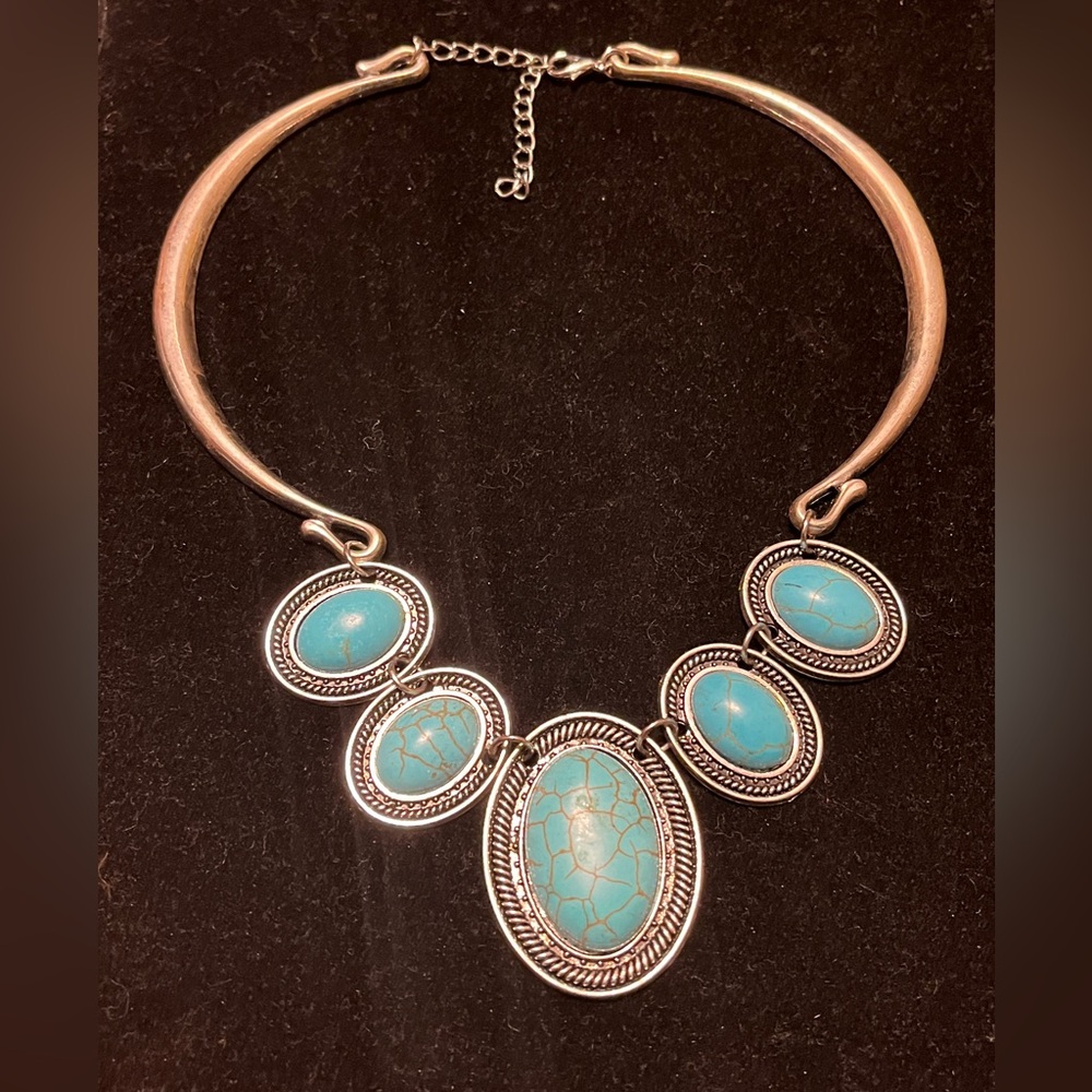 Turquoise-like Silver Metal Necklace